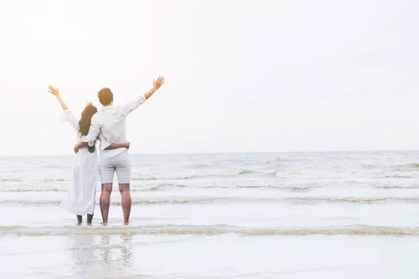 Casal Feliz Viajando Lua Mel Praia Areia Tropical Verão — Fotografia de Stock