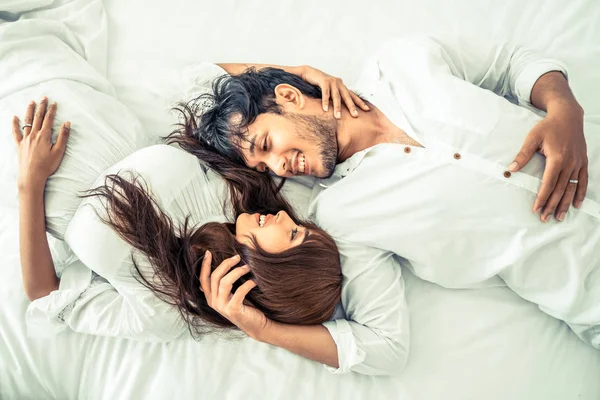 Jovem Casal Feliz Relaxando Quarto Casa Depois Acordar Manhã — Fotografia de Stock