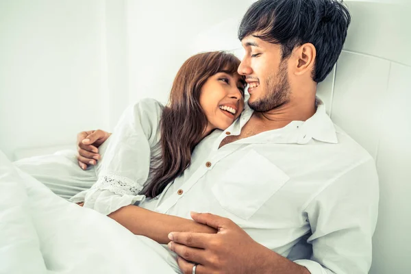 Jovem Casal Feliz Relaxando Quarto Casa Depois Acordar Manhã — Fotografia de Stock