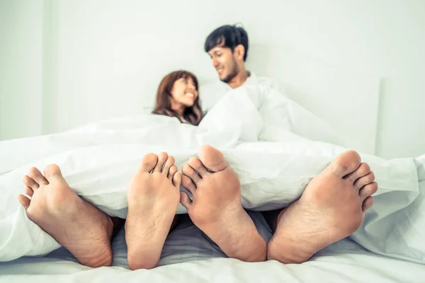 Feliz Joven Pareja Que Relaja Dormitorio Del Hogar Después Despertarse — Foto de Stock