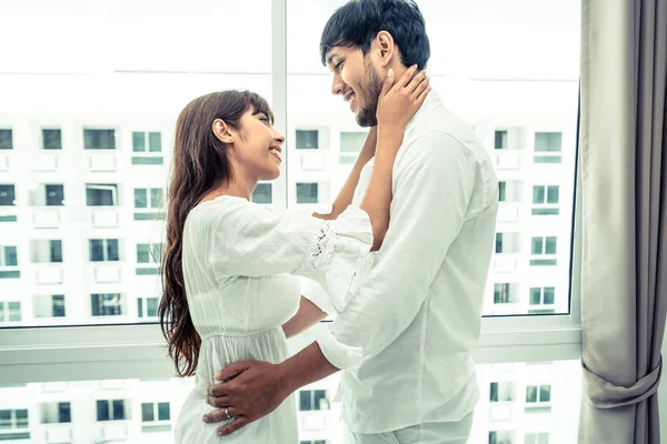 Jovem Casal Feliz Relaxando Quarto Casa Depois Acordar Manhã — Fotografia de Stock