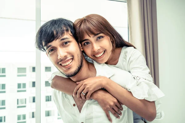 Jovem Casal Feliz Relaxando Quarto Casa Depois Acordar Manhã — Fotografia de Stock