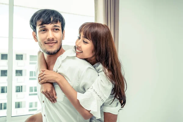 Jovem Casal Feliz Relaxando Quarto Casa Depois Acordar Manhã — Fotografia de Stock