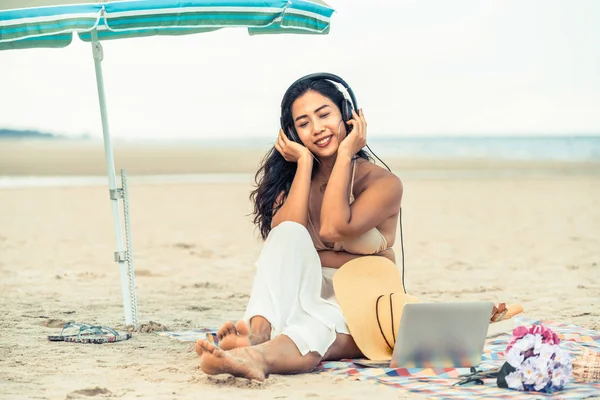 Size Young Woman Sitting Tropical Sand Beach Summer Holiday Travel — Stock Photo, Image