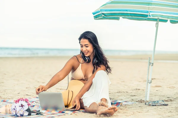 Taille Jeune Femme Assise Sur Plage Sable Tropical Été Vacances — Photo