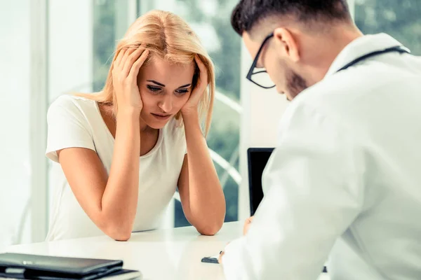 Manliga Läkare Pratar Med Allvarlig Kvinnlig Patient Sjukhus Kontor Hälso — Stockfoto