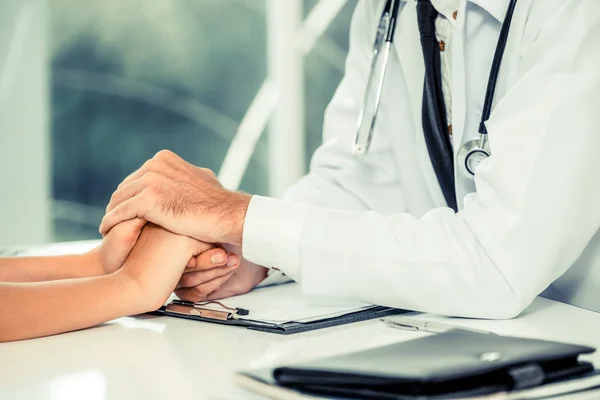 Male Doctor Soothes Female Patient Hospital Office While Holding Patients — Stock Photo, Image