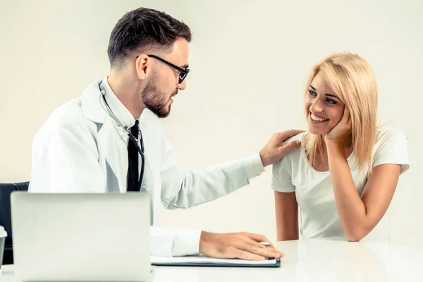 Médico Masculino Habla Con Paciente Femenina Consultorio Del Hospital Mientras — Foto de Stock