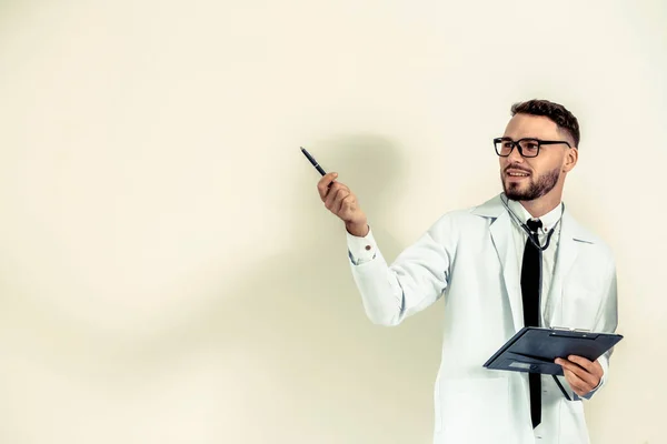 Male Doctor Points Pen Empty Copy Space While Holding Document — Stock Photo, Image