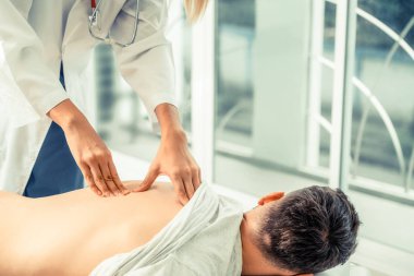 Kadın doktor hastane office erkek hastada inceliyor. Sağlık ve tıbbi hizmet.
