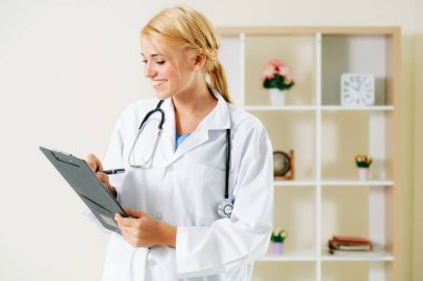 Genç kadın doktor hastane ofisinde çalışıyor. Tıbbi ve sağlık kavramı.