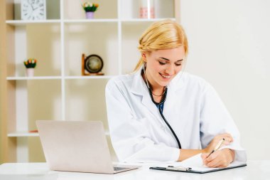 Genç kadın doktor hastane ofisinde çalışıyor. Tıbbi ve sağlık kavramı.