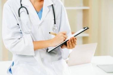 Genç kadın doktor hastane ofisinde çalışıyor. Tıbbi ve sağlık kavramı.