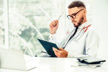 Ofis masaları hastanın sağlık dosyası ile hastanede doktor. Tıbbi ve sağlık kavramı.