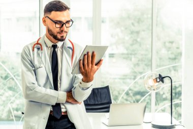 Doktor ofisinde hastanede tablet bilgisayarda çalışma. Tıbbi ve sağlık kavramı.