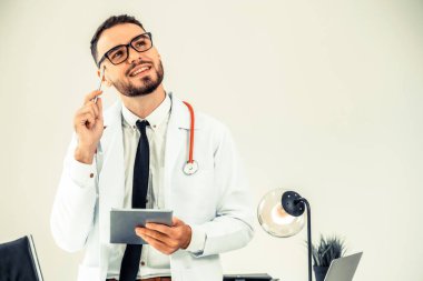 Doktor ofisinde hastanede tablet bilgisayarda çalışma. Tıbbi ve sağlık kavramı.