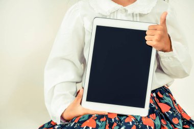 Küçük siyah ekran tablet bilgisayarın beyaz arka plan üzerinde gösterilen çocuk.