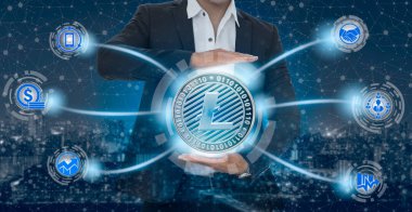 Litecoin ve kavram - işadamı Litecoin (Ltc) alışverişi, ticaret, transfer ve blockchain teknoloji yatırım gösteren mobil uygulama iş ikonları/simgeleri ile tutarak yatırım cryptocurrency.