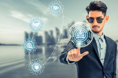 Modern iş binaları ve cityscape içinde belgili tanımlık geçmiş ile gelecek grafik arabirimi uygulama kullanarak iş adamı. Dijital yenilik ve teknoloji bozulma kavramı.