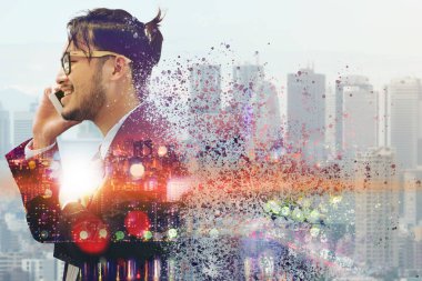 Gerçeküstü iletişim kavramı - genç işadamı istimal hareket eden telefon ile modern şehir binaları arka plan görüntüsü. Gelecek yenilik teknoloji ve Internet şey (çok ).