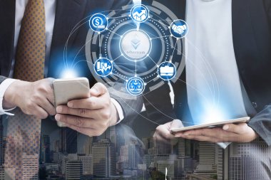 Ethereum ve kavram - modern grafik arayüzü başka bir tüccar ile ticaret Ethereum Eth cep telefonu uygulaması kullanarak işadamı yatırım cryptocurrency. Blockchain ve finans teknolojileri.