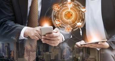 Bitcoin ve kavram - modern grafik arayüzü başka bir tüccar ile ticaret Bitcoin Btc cep telefonu uygulaması kullanarak işadamı yatırım cryptocurrency. Blockchain ve finans teknolojileri.