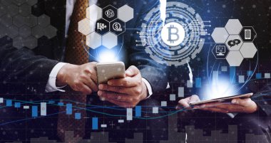 Bitcoin ve kavram - modern grafik arayüzü başka bir tüccar ile ticaret Bitcoin Btc cep telefonu uygulaması kullanarak işadamı yatırım cryptocurrency. Blockchain ve finans teknolojileri.