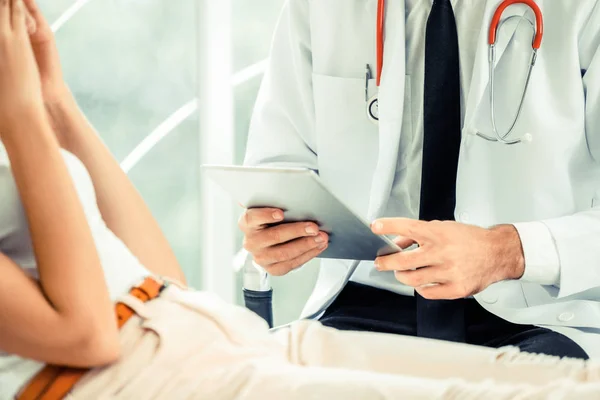 Médico Sexo Masculino Está Falando Examinando Paciente Consultório Hospital Serviços — Fotografia de Stock