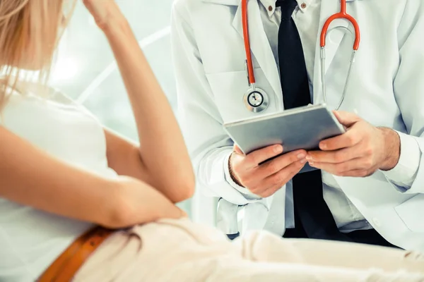 Médico Masculino Está Hablando Examinando Una Paciente Consultorio Del Hospital —  Fotos de Stock