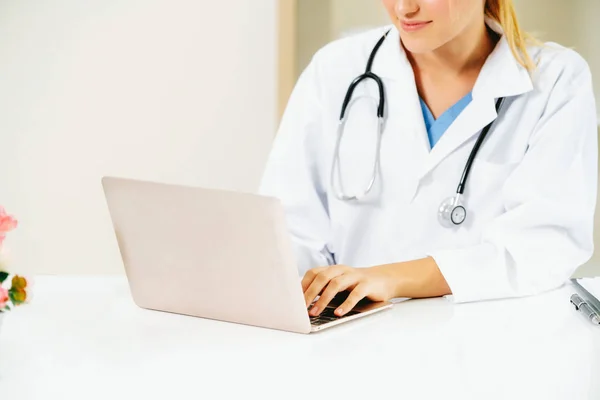 Jovem Médica Que Trabalha Consultório Hospital Conceito Médico Saúde — Fotografia de Stock