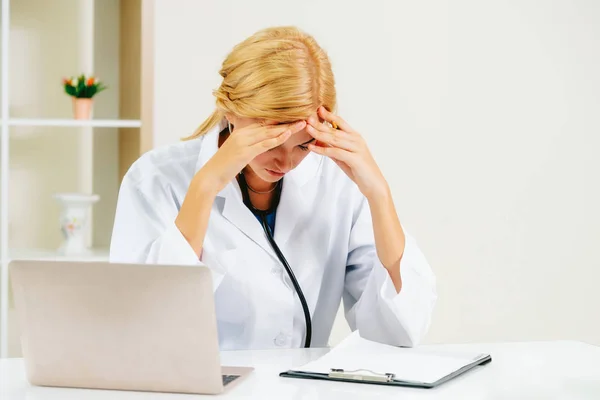 Médico Serio Trabajando Consultorio Del Hospital Concepto Médico Sanitario — Foto de Stock