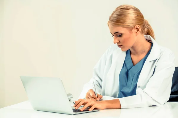 Ärztin Krankenhaus Oder Gesundheitsinstitut Bearbeitet Arztbericht Bürotisch — Stockfoto