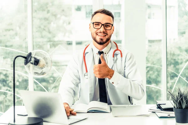 Doctor Trabajando Computadora Portátil Mesa Oficina Hospital Concepto Médico Sanitario —  Fotos de Stock