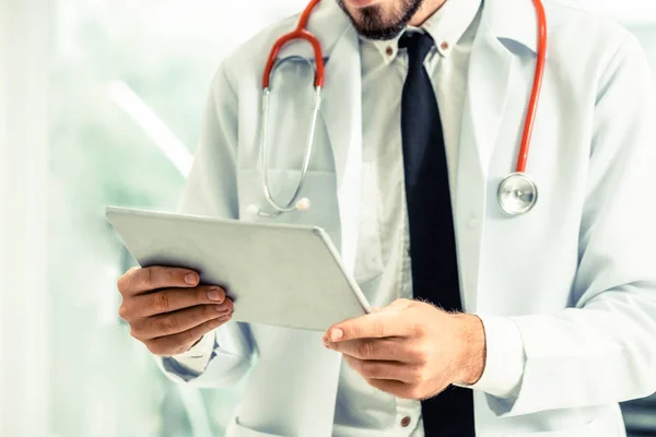 Doctor Trabajando Tableta Consultorio Del Hospital Concepto Médico Sanitario — Foto de Stock