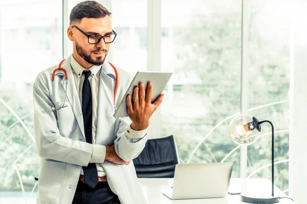 Doktor ofisinde hastanede tablet bilgisayarda çalışma. Tıbbi ve sağlık kavramı.