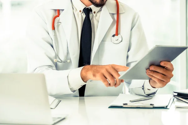 Doctor Trabajando Tableta Consultorio Del Hospital Concepto Médico Sanitario — Foto de Stock