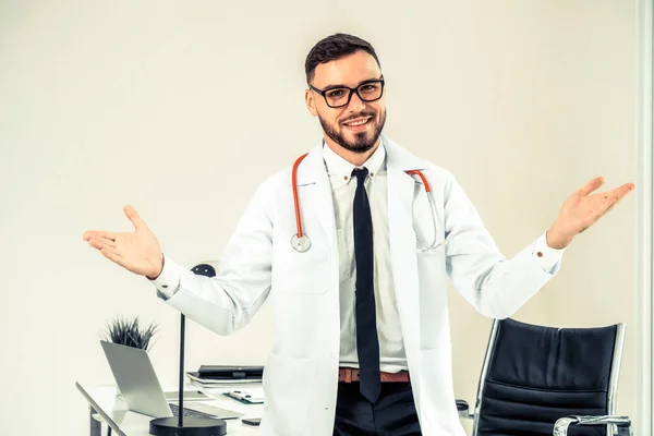 Amistoso Retrato Médico Escritorio Oficina Hospital Mirando Cámara Concepto Médico — Foto de Stock