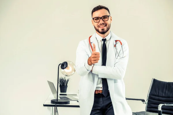 Médico Mostrando Los Pulgares Hacia Arriba Mientras Trabaja Mesa Oficina —  Fotos de Stock