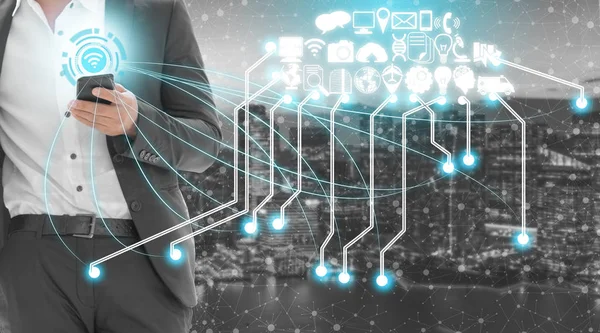 Akıllı şehir kablosuz iletişim ağı Internet şeyler (çok) ve bilgi iletişim teknolojisi (ICT) modern şehir binaları içinde belgili tanımlık geçmiş karşı grafik gösteren kavramı ile.