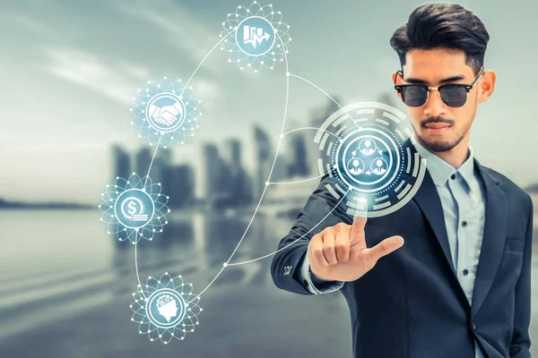 Modern iş binaları ve cityscape içinde belgili tanımlık geçmiş ile gelecek grafik arabirimi uygulama kullanarak iş adamı. Dijital yenilik ve teknoloji bozulma kavramı.