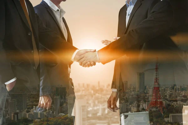 Dubbele Blootstelling Business Mensen Handdruk Overeenkomst Met Stadsgezicht Achtergrond Uitvoerend — Stockfoto
