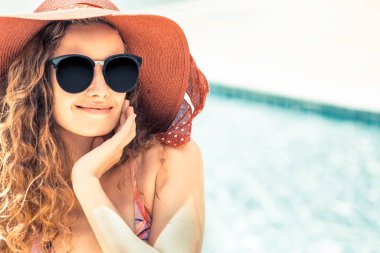 Mutlu genç kadın lüks resort yüzme havuzunda, iyi vakit geçiriyor mayo giyiyor. Yaz seyahat tatil kavramı.