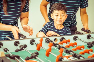 Mutlu çocuk Aile, babam ve annem Foosball Tablo futbol oynamak.