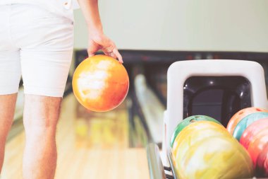 Genç adam bowling spor kulübünde oynarken.