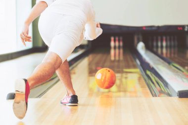 Genç adam bowling spor kulübünde oynarken.