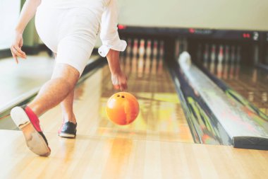 Genç adam bowling spor kulübünde oynarken.
