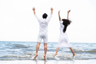 Mutlu çift balayı gidiş tropikal kum plaj yaz aylarında seyahat..