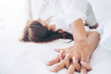 Ev yatak ön sevişme yatakta samimi genç çiftin romantik aşk.