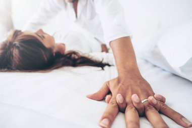 Ev yatak ön sevişme yatakta samimi genç çiftin romantik aşk.