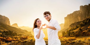 Mutlu çift erkek ve kadın kalp kayıt yapma her el ile birlikte jest.